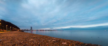 Gdynia 'daki deniz kenarı bulvarı deniz kuleleri manzaralı.