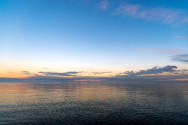 Gdynia 'da batan güneş deniz ufkunun arkasında.