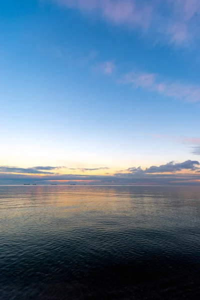 海の地平線の後ろのグディニアの沈みゆく太陽 — ストック写真