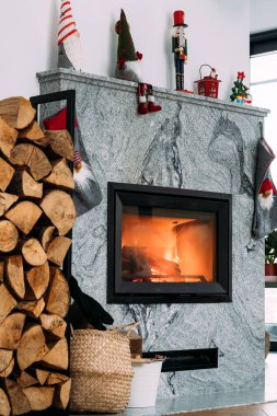 Noel için dekore edilmiş şömine.