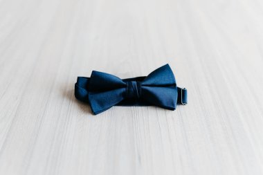 Takım elbise papyonu masanın üstünde.