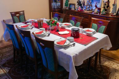 Boş Noel masası misafirleri bekliyor.