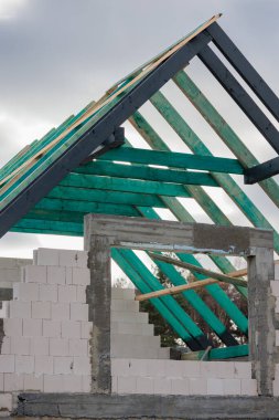 Evin çatı yapısının inşaatı