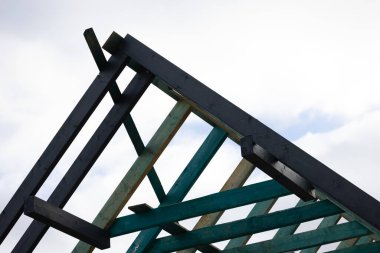 Evin çatı yapısının inşaatı