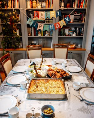 Konukları bekleyen şenlikli bir masa.