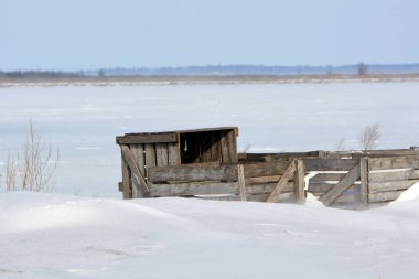 Karla kaplı tarımsal alanda boş sebze nakliye sandıkları