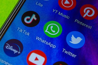 Akıllı telefon ekranında mobil uygulama simgeleri. TikTok, YouTube Music, Pinterest, WhatsApp, Twitter Disney + ve YouTube logosu ekranda. Afyokarahisar, Türkiye - 25 Ekim 2022.