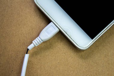 Telefona şarj kablosu kırılmış. Hasarlı usb kablosu.