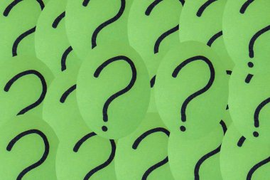 Merak ve belirsizlik kavramı arka plan, kağıt üzerinde soru işareti.