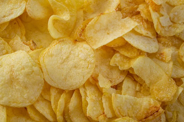 ポテトチップス クリスピーチップのトップビュー 食べ物の背景 健康でない 脂肪が多い 塩辛いスナック — ストック写真