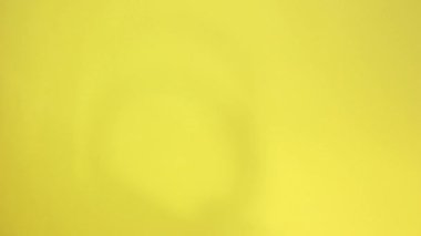 Kadın akıllı telefonunun ödemesini yapıyor. QR kod teknolojisi. Krom anahtar arkaplanında izole edilmiş.