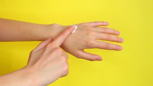 Jonge Vrouw Die Hydraterende Crème Haar Hand Aanbrengt Video Van — Stockvideo