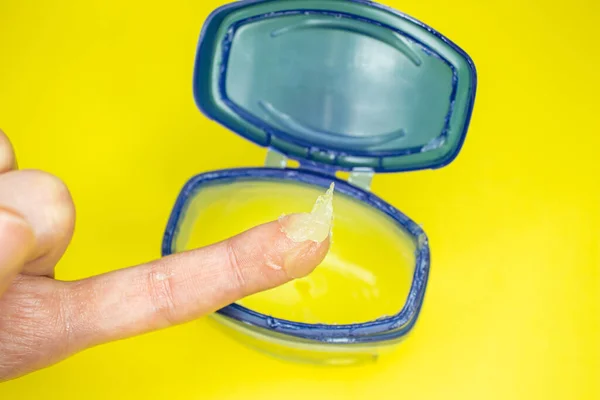 Hand Met Vaseline Idee Voor Huidverzorging Foto Sluiting Van Aardoliegelei — Stockfoto
