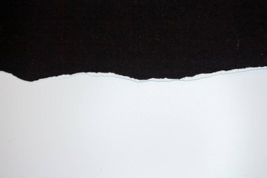 Beyaz arka planda yırtılmış siyah kağıt. Kopyalama alanı olan yırtık kağıt.