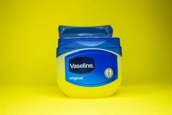 Frasco Vaselina Sobre Fondo Amarillo Producto Para Cuidado Piel Vaselina — Foto de Stock