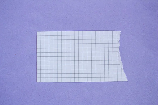 Checkered Papper Bit Lila Bakgrund Rippat Papper Med Kopieringsutrymme Ovanifrån — Stockfoto