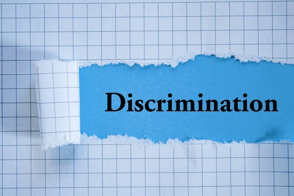 Discrimination Mot Écrit Sur Papier Déchiré — Photo