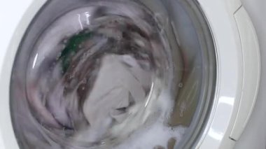Çalışan bir çamaşır makinesinin yakın çekim görüntüleri..
