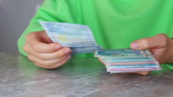 Jonge Vrouw Die Turkse Lire Bankbiljetten Telt — Stockvideo