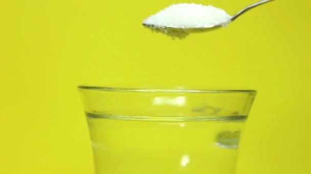 Birisi Bir Bardak Suya Şeker Döker Kaşıkla Karıştırır — Stok video