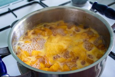 Şeftali reçeli tavada pişiyor. Ev yapımı reçel.