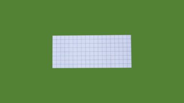 Kopya alanı ile krom anahtar arkaplanı üzerine işaretlenmiş kağıt parçası.