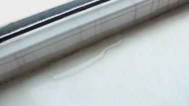 Pencere pervazında yoğunlaşma nedeniyle su birikmiş..