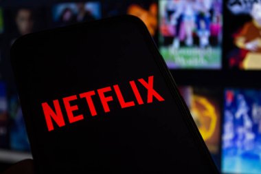 Netflix logosu ekranda gösterilen akıllı bir telefonu tutuyor. Afyonkarahisar, Türkiye - 23 Aralık 2022.