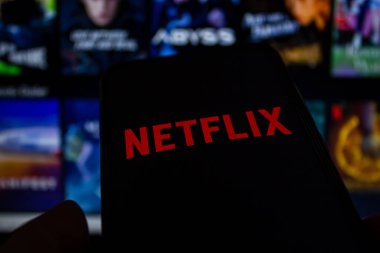 Netflix logosu ekranda gösterilen akıllı bir telefonu tutuyor. Afyonkarahisar, Türkiye - 23 Aralık 2022.