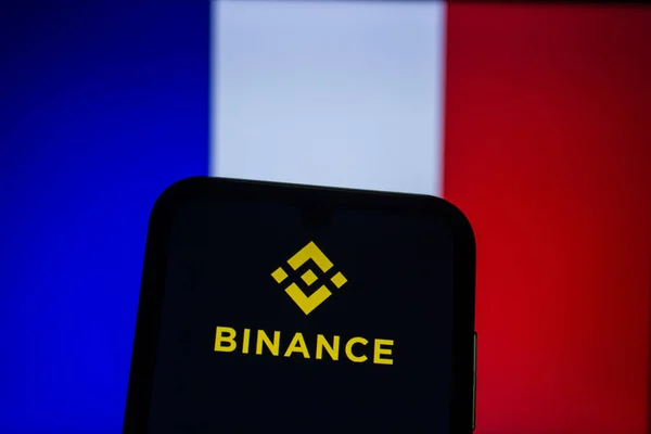 Логотип Binance Отображается Экране Смартфона Размытый Флаг Франции Заднем Плане — стоковое фото