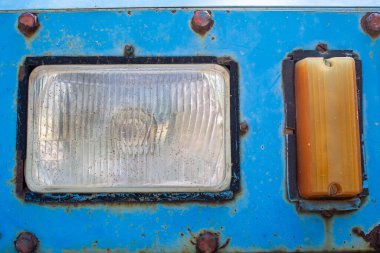 Eski bir aracın farları. Kapat..