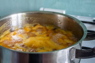 Şeftali reçeli tavada pişiyor. Ev yapımı reçel.