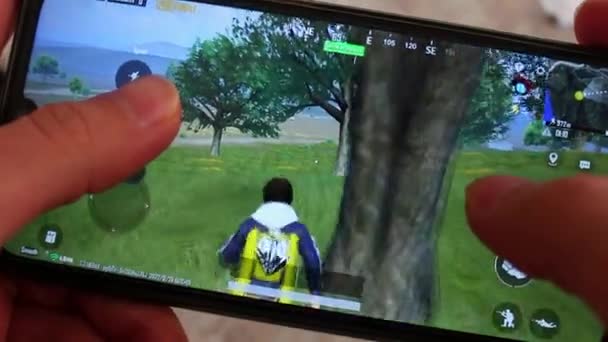 スマートフォンでPubgモバイルゲームをプレイ男 トルコのAfykarahisar 2022年12月24日 — ストック動画