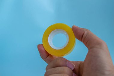 Mavi arkaplanda el ele tutuşma bandı