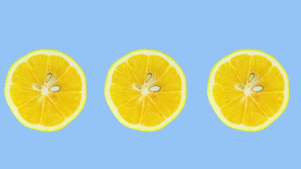 Лимонные Ломтики Вращаются Синем Фоне Остановите Движение Цитрусовых Концепция Здорового — стоковое видео