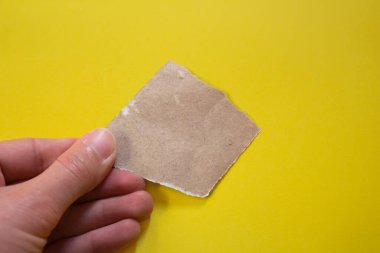 Sarının üstünde yırtık bir kağıt var.