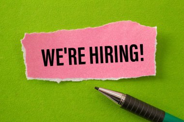 Eleman arıyoruz! Yırtık kağıda yazılmış. İş konsepti fotoğrafı.