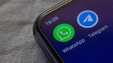 WhatsApp ve Telegram uygulamaları simgesi akıllı telefon ekranında. Yaygın mesajlaşma uygulamaları. Afyonkarahisar, Türkiye - 4 Nisan 2022.