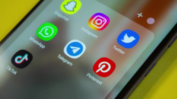 Соціальні Медіа Застосовують Іконки Телефонному Екрані Pinterest Telegram Whatsapp Tiktok — стокове відео