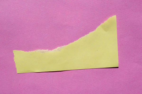 Roztrhaný Žlutý Papír Růžovém Pozadí Roztrhaný Kus Papíru — Stock fotografie