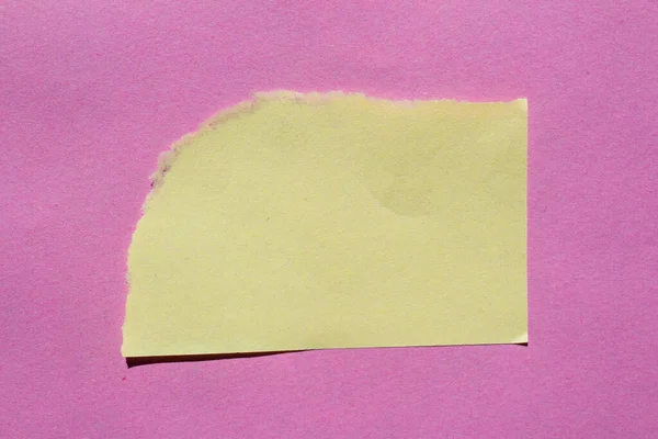 Roztrhaný Žlutý Papír Růžovém Pozadí Roztrhaný Kus Papíru — Stock fotografie