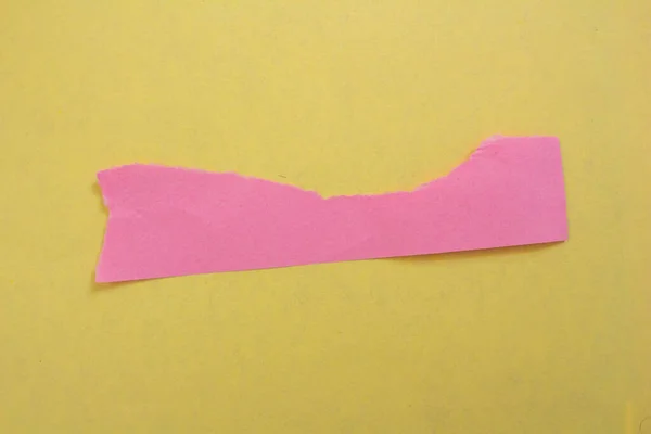 Ripped Růžový Papír Kus Žlutém Pozadí — Stock fotografie