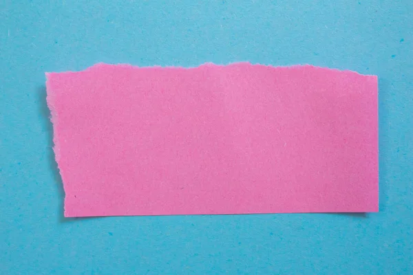 Roztrhané Růžový Papír Kus Modrém Pozadí Roztržený Papír Kopírovacím Prostorem — Stock fotografie