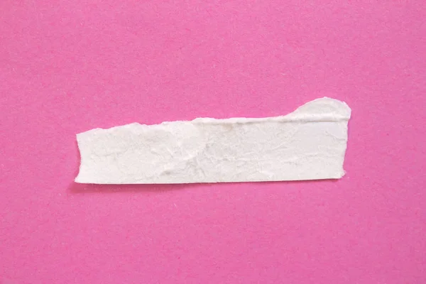 Bílý Roztržený Papír Kus Izolované Růžovém Pozadí — Stock fotografie