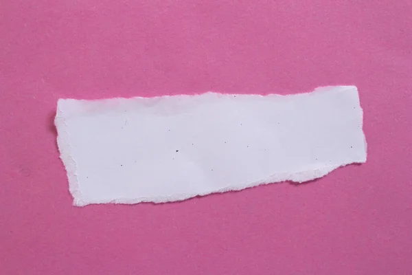 Peça Papel Rasgada Branca Isolada Fundo Rosa — Fotografia de Stock