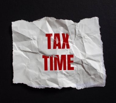 Vergi zamanı! Buruşuk kağıt üzerine yazılmış. İş konsepti fotoğrafı.