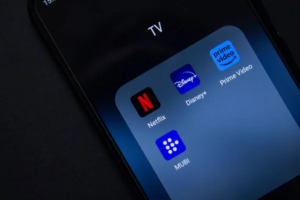 Netflix, Disney Plus, Prime Video ve Mubi uygulama simgeleri akıllı telefonda. Popüler yayın platformları. Afyonkarahisar, Türkiye - 14 Mart 2023.