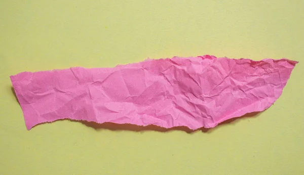 Pezzo Carta Rosa Stropicciato Uno Sfondo Giallo Strappato Sfondo Carta — Foto Stock