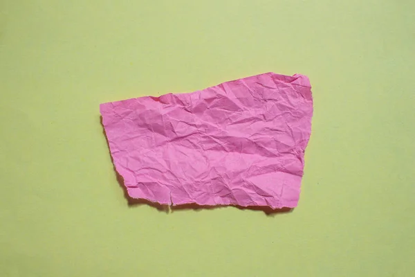 Pezzo Carta Rosa Stropicciato Uno Sfondo Giallo Strappato Sfondo Carta — Foto Stock