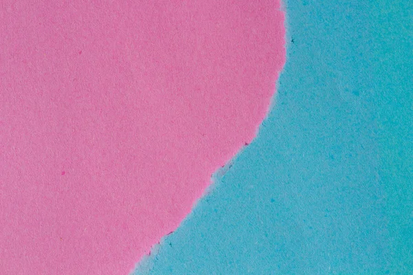 ピンクの紙の背景を引き裂いた 青い背景に紙をちぎった テキストのコピースペース — ストック写真